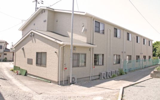 明るい日差しの外観