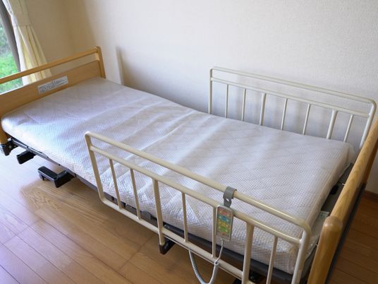 シンプルな白い個室ベッド