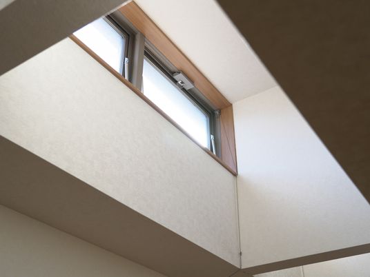 天窓から自然光が差し込む居室