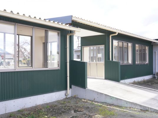 緑色の建物の入り口