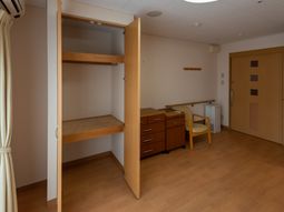 木製家具のある居室