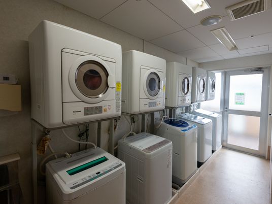 洗濯機が複数設置された部屋