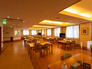 暖色系照明の食堂