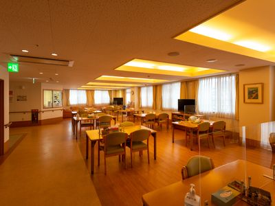 暖色系照明の食堂