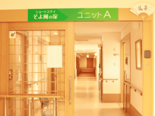 明るい廊下の出入口  