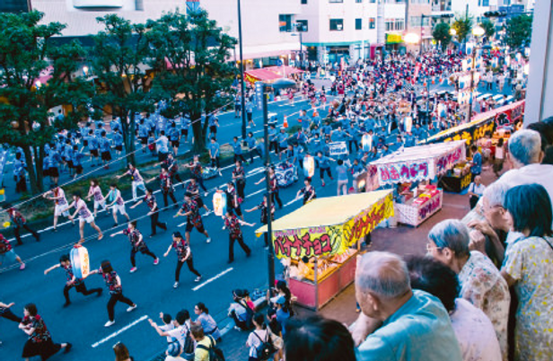 賑わう祭りの様子