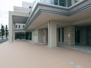 建物前の広いエントランス  