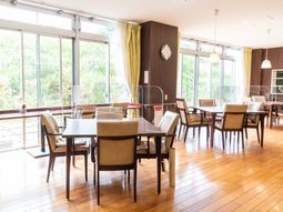 明るいダイニングスペース