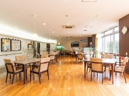 明るい食堂の風景