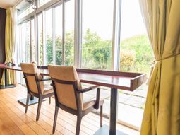 明るい日差しのダイニングスペース