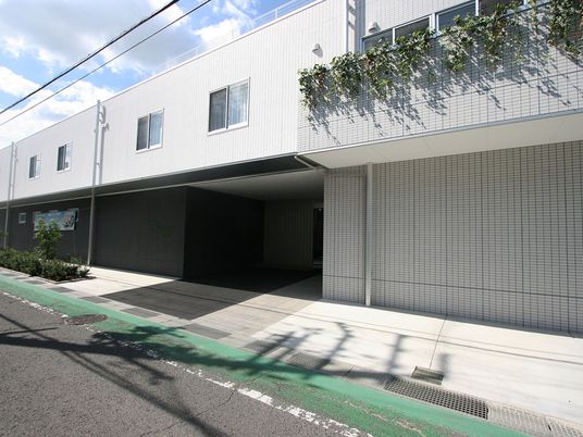 白い建物の外観  