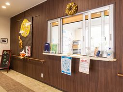 フロントカウンター明るい空間