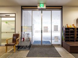 出入口の明るいエントランス