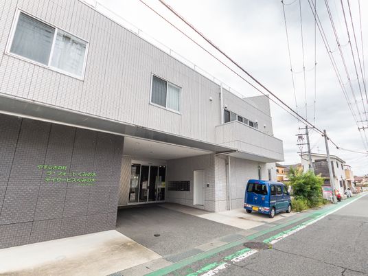 建物外観の正面入口