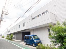 建物と車と緑