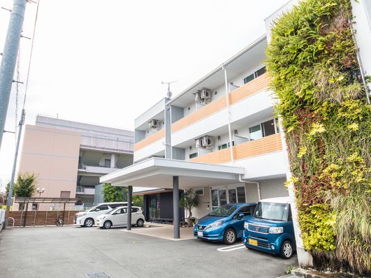 明るい建物のエントランス