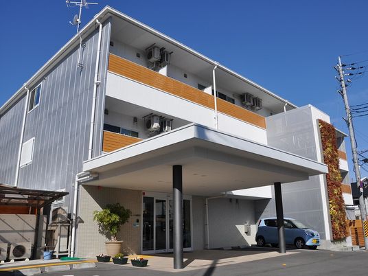 現代的な建物のエントランス
