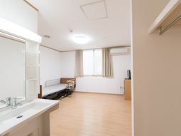 明るい個室の居室空間