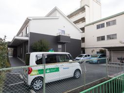 施設の外観と駐車場