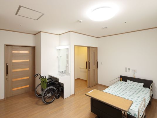明るい広々とした居室