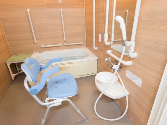 バリアフリー設計の浴室