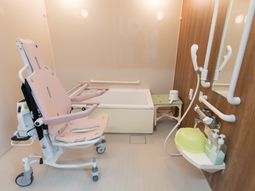 バリアフリー設計の浴室