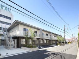 明るい施設の外観
