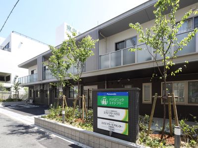 新緑が映える施設外観