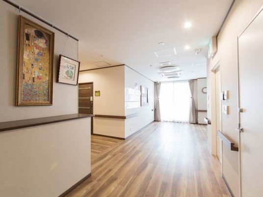 廊下に掲示物と絵画