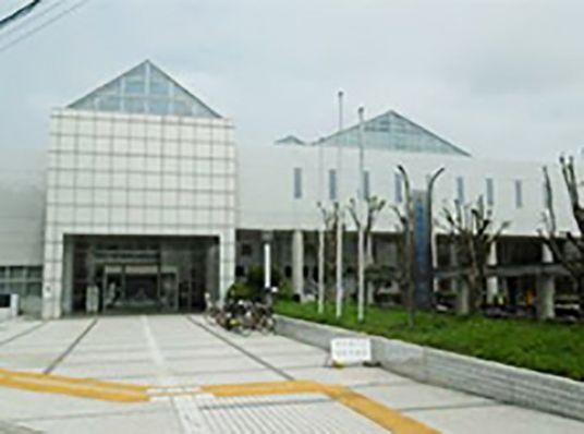 明るい外観の建物  