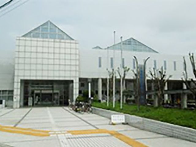 明るい外観の建物 外観   白を基調にした明るい外観で、正面にゆとりのあるアプローチがあります。植栽もあり、落ち着いた雰囲気です。