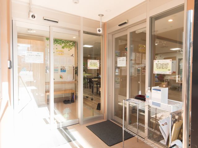 明るい施設の入口部分 入口 開放感のあるエントランスは、明るく清潔感があります。訪れる方々に温かい歓迎の気持ちを伝える空間です。