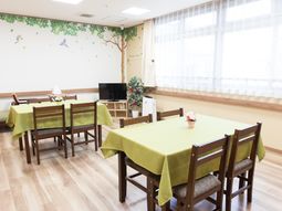 明るい食堂の様子
