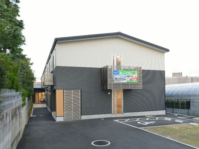 清潔感のある建物外観 外観 広々とした敷地に佇む、モダンなデザインの建物です。就業される方には、快適な環境が提供されます。