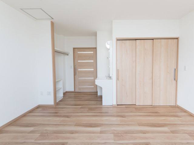 シンプルな洋室の居室 居室 広々とした清潔感溢れる居室です。移動しやすい間取りで、自分だけの空間をコーディネートできます。
