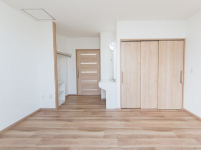 シンプルな洋室の居室