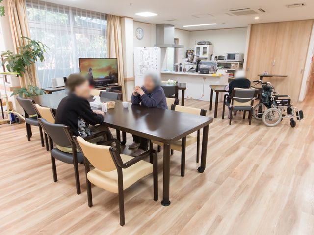 共有スペースの日常風景 共有スペース テレビを観ながら談笑するゆったりとした雰囲気のダイニングルームです。利用者同士のコミュニケーションも活発に行われています。