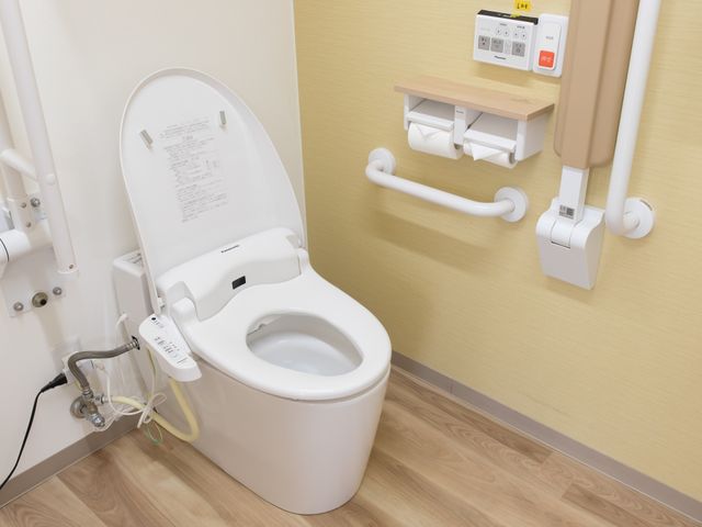 バリアフリートイレ設備 トイレ 手すり付き、安全な利用をサポートする清潔なトイレです。ゆったりとした空間が、利用者の快適性を考慮しています。