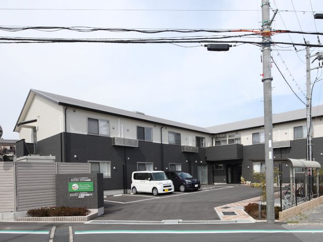 モダンな建物の外観 外観 清潔感溢れる外観で、駐車スペースも充実しており訪問者にも便利です。快適な職場環境をご提供します。