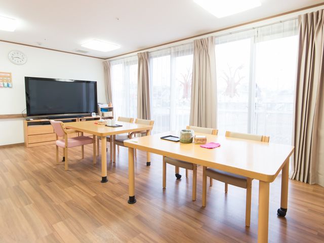 共有リビングスペース 食堂 広々とした明るいラウンジには、くつろぎのひと時を過ごせる家具が揃っており、清潔感のある環境が保たれています。