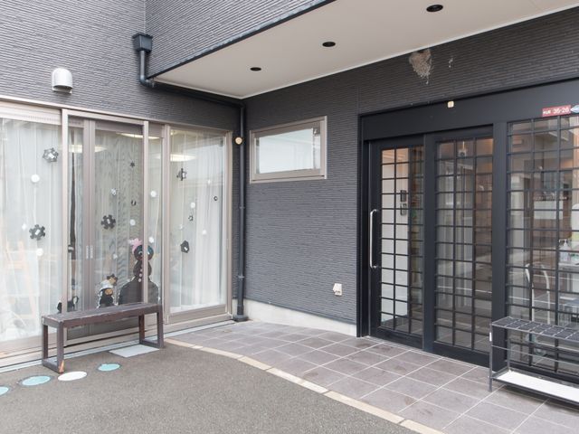 エントランスの外観 玄関 広々とした入口にはベンチも設置され、入居者の方々が気軽に外の空気を感じられるようになっています。