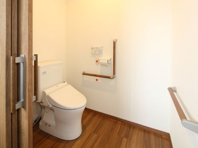 バリアフリートイレ トイレ 手すり付きの清潔なトイレです。安全に配慮された設計で、すべての方が使いやすい環境が整っています。