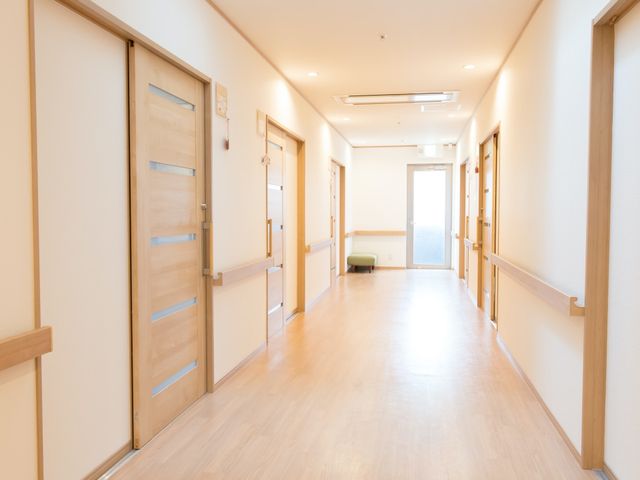 清潔感ある明るい廊下 廊下 温かみのある木目調で統一された廊下は、ゆったりとして歩きやすく、安らぎを感じる空間です。