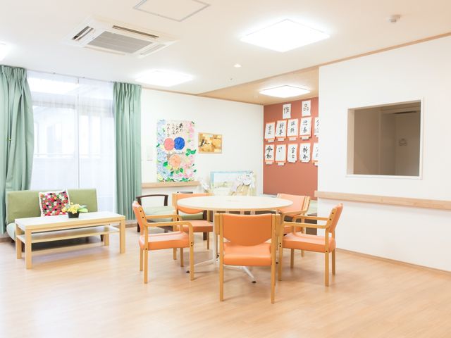 快適な食堂の様子 談話室 ゆったりとした座席配置で、明るく開放感のあるダイニングスペースです。こちらでの食事時には、窓外の景色を眺めながら、心地良い時を過ごすことができるでしょう。