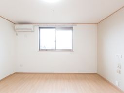 壁と窓の明るい居室