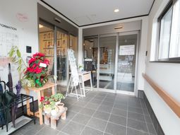 明るいエントランス風景