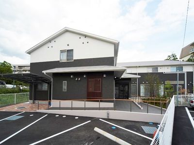 施設のモダンな外観