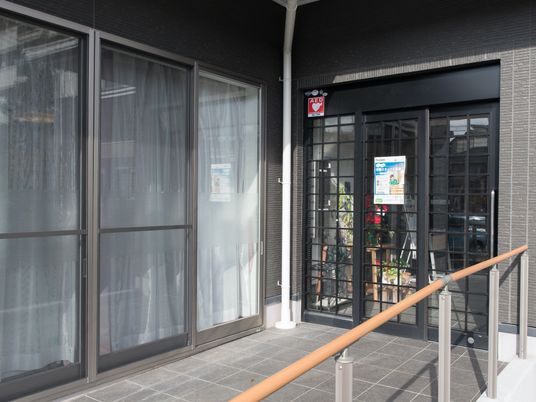 入口と手すりのエントランス