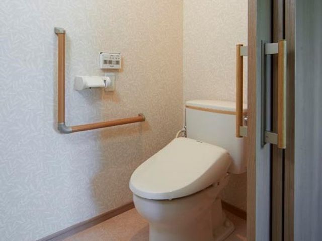 バリアフリー化されたトイレ トイレ 安全に配慮された手すり付きのトイレスペースです。ゆったりとした使い心地を提供しております。