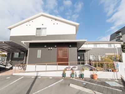 明るく清潔な建物外観